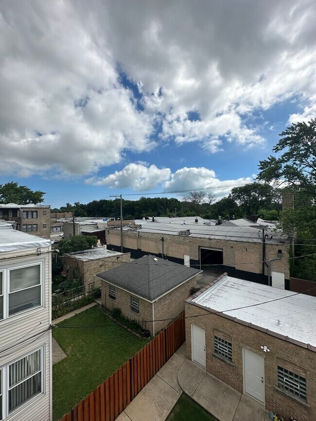 Building Photo - 5643 N Artesian Ave