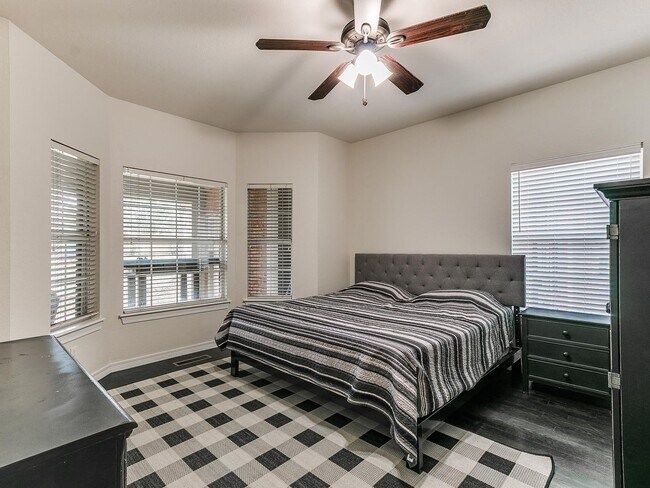 Building Photo - This stunning 4-bedroom, 3.5-bathroom home...