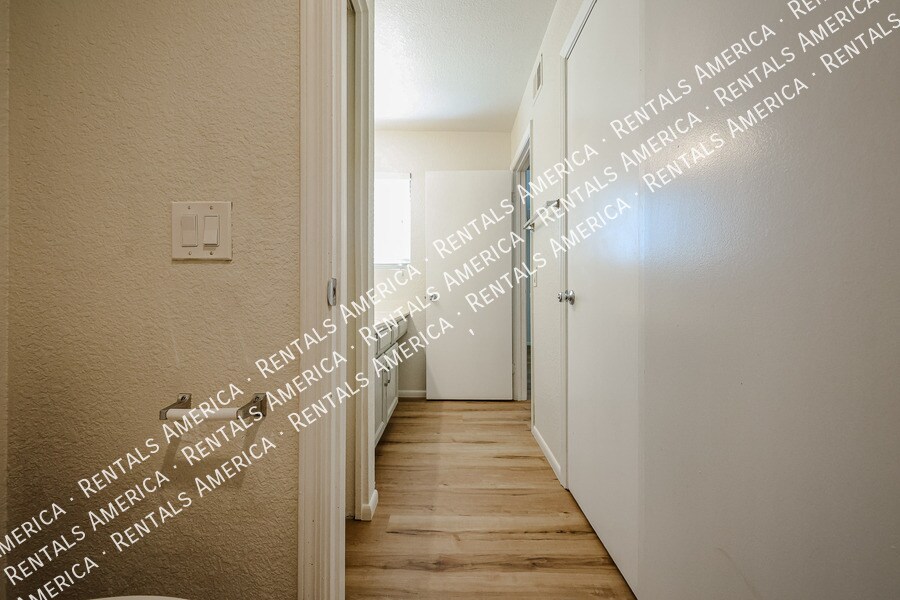 Building Photo - 2146 W Isabella Ave