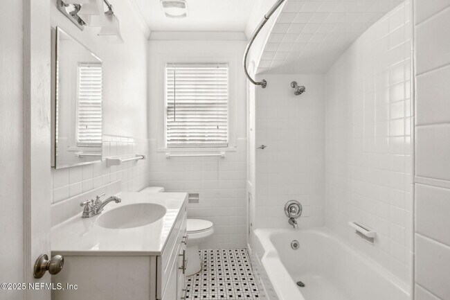 Building Photo - 2822 Herschel St