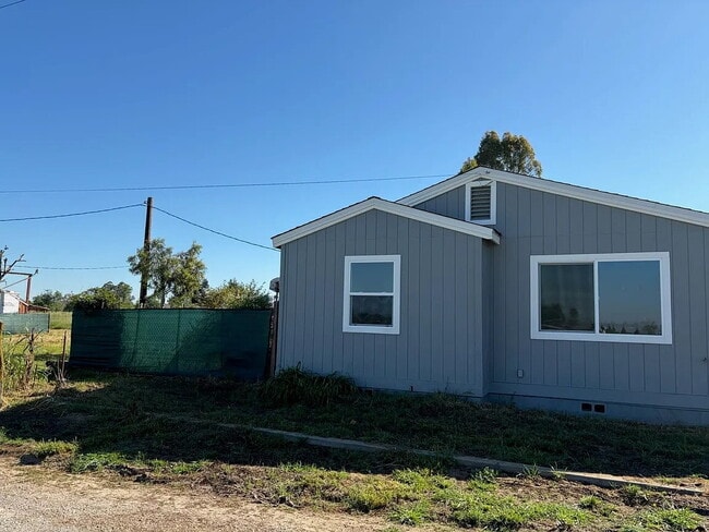 Building Photo - Recently painted and remodeled.
