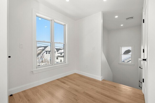 Building Photo - 55 Dustin St