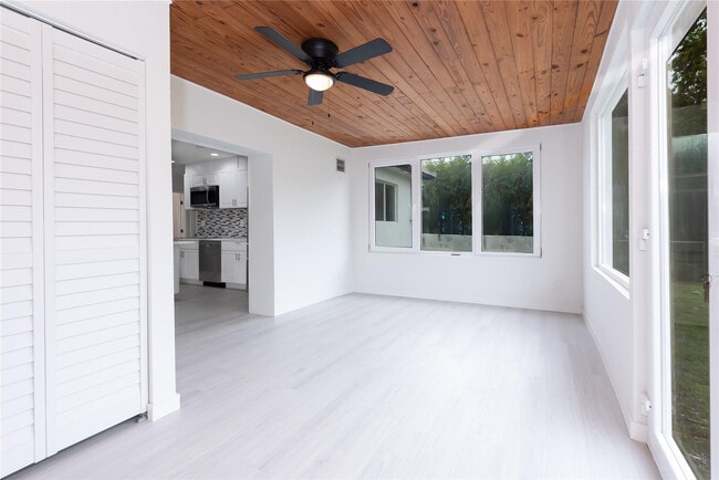 Building Photo - 713 SW 4th Ct