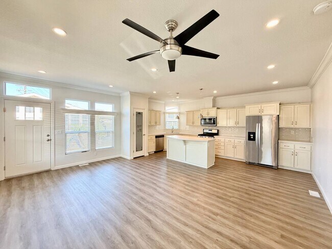 Building Photo - 80 Huntington St