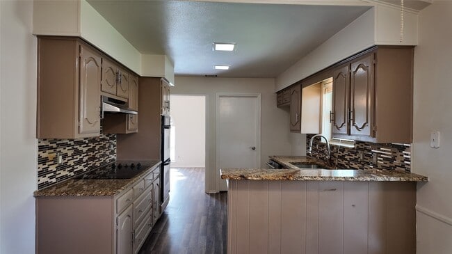 Building Photo - 613 Palomar Ln