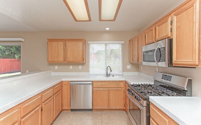 Building Photo - Large 4 Bedroom, 2.5 Bath Home with Large 3 Car Garage!!