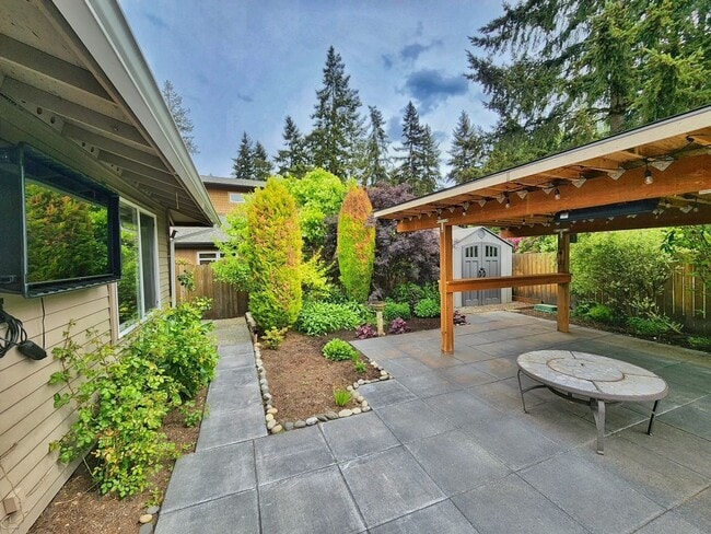 Building Photo - Beautiful 4 Bed 1.75 Bath Home Near Microsoft