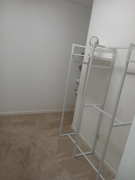 Extra Large Walk-in (Master) - 3049 Old Stone Dr