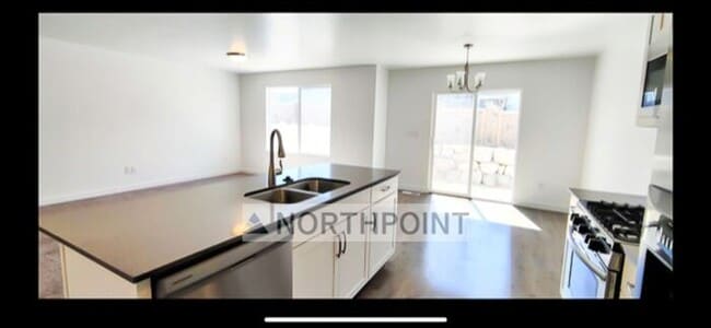 Building Photo - Beautiful 3BR 2BA Home w/ Quartz Kitchen and Garage in Herriman!