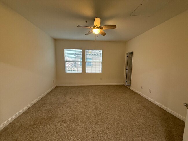Building Photo - Spacious 1 bed 1 bath condo with loft Available now!
