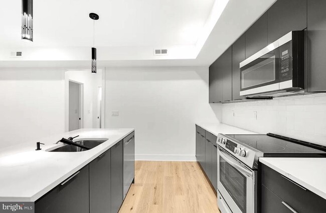 Building Photo - 1328 S 9th St