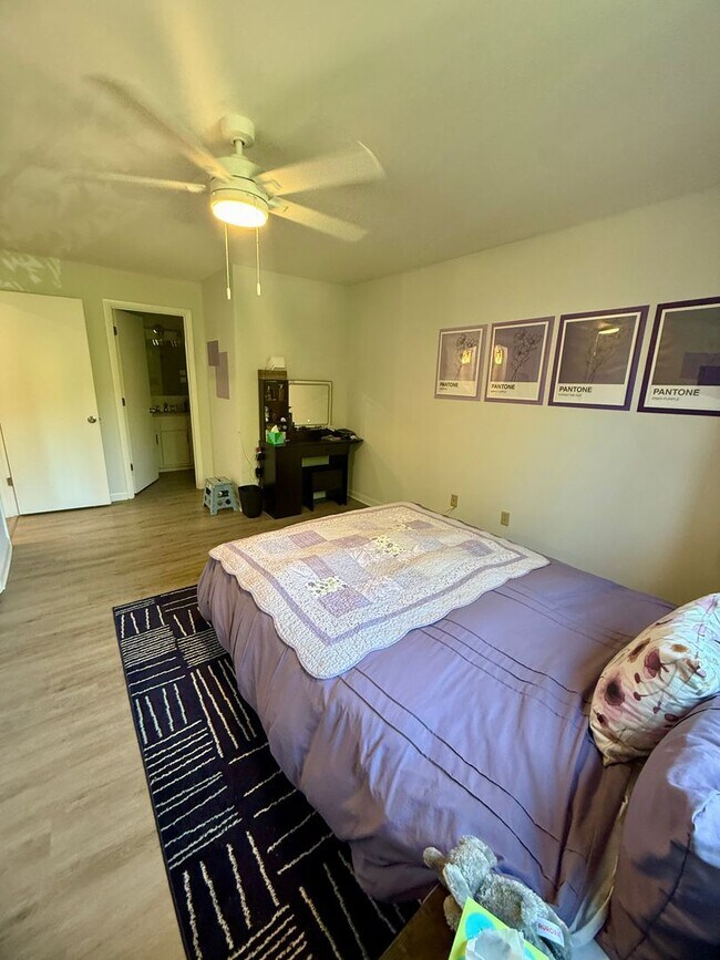 Building Photo - Fully Furnished Condo with community pool