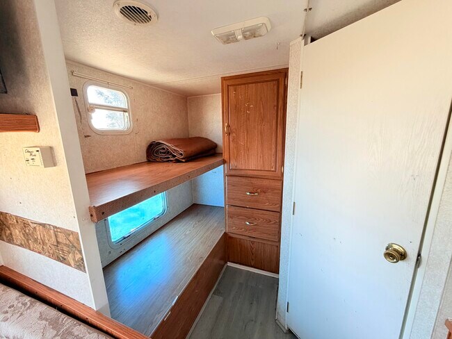 Building Photo - 64811 Thomas Ave