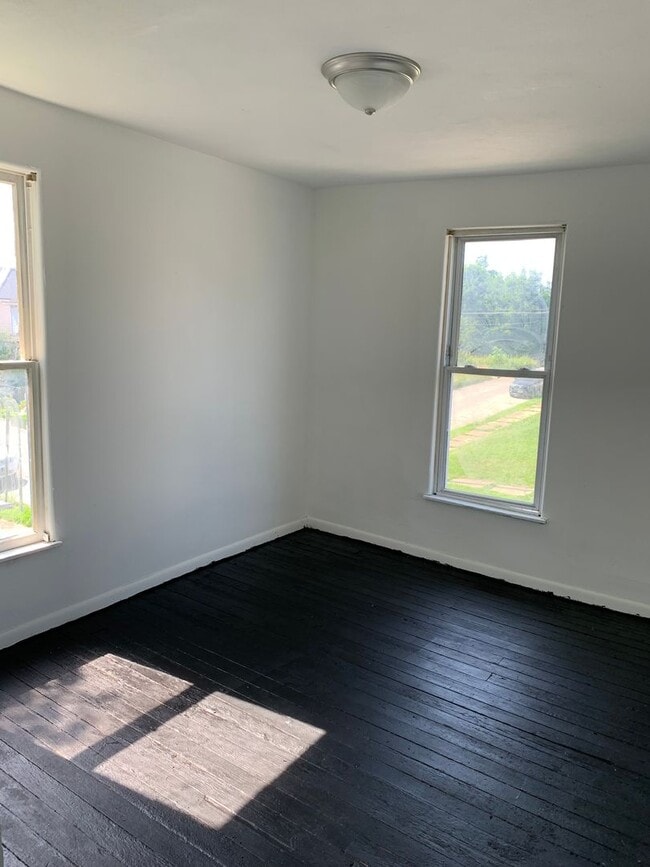 Building Photo - 4 Bedroom Single Family House