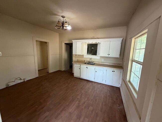 Building Photo - 406 S Aydelotte Ave
