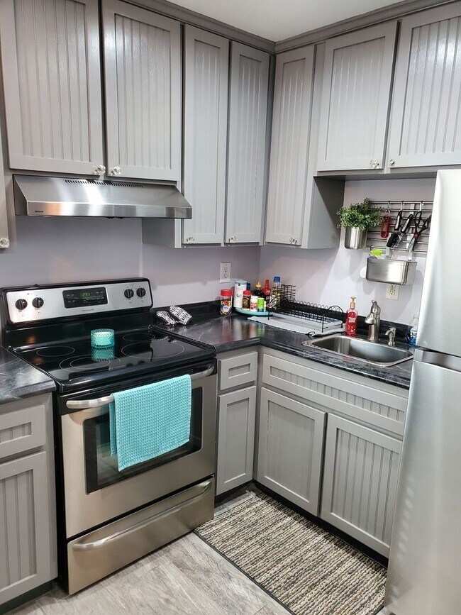 Building Photo - Secluded 1/1 located within walking distance of Jacksonville Beach! Pet Friendly, Lawncare Included!