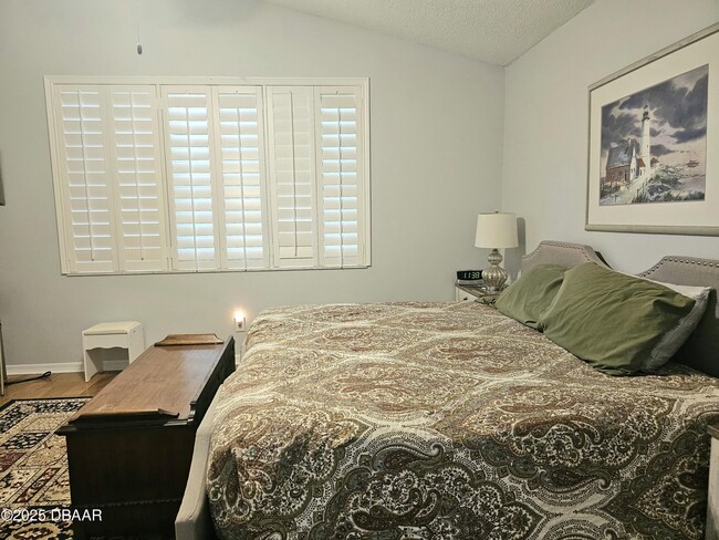 Building Photo - 6 Oak Village Dr