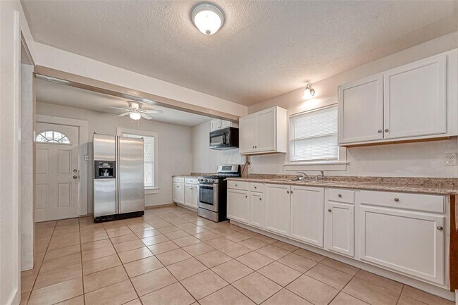 Building Photo - 7119 Farnsworth St