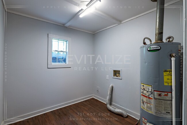 Building Photo - Beautiful Renovated 3 Bedroom/1 Bathroom H...