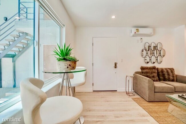 Building Photo - 2 br, 1 bath Apartment - 562 N Kenmore Ave