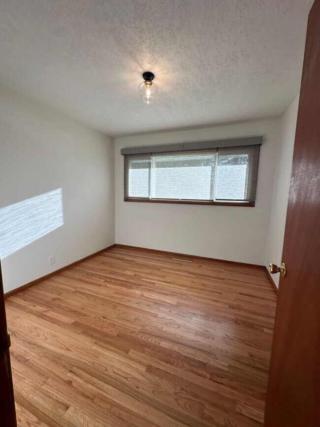 Building Photo - GORGEOUS RANCH STYLE HOME ON HUGE MANICURED LOT IN GARDEN HOME IN SW PORTLAND