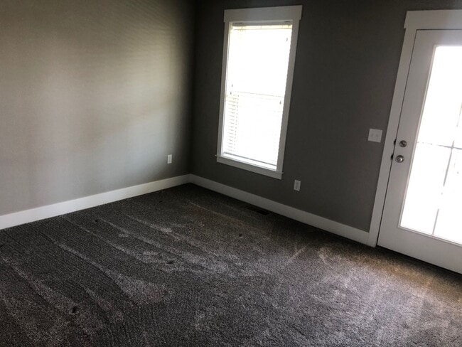 Building Photo - Gorgeous 3 bed townhome