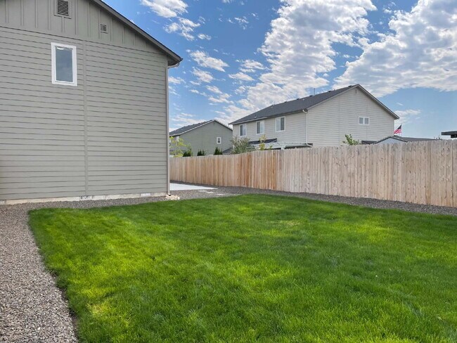 Building Photo - "Charming 3-Bed Oasis on East Drouillard Street with 2.5 Baths and 1470 Sq Ft in Nampa!"