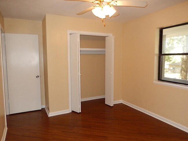 Building Photo - 913 Tamarack Ave