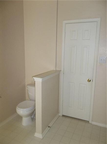 Building Photo - 2820 Deer Ridge Dr
