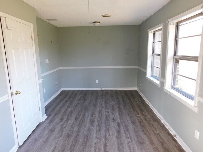 Building Photo - 2128 N Red Banks Rd