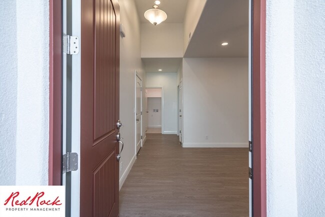 Building Photo - LIMITED TIME OFFER: 3 Bedroom, 2 Bath.  Fr...