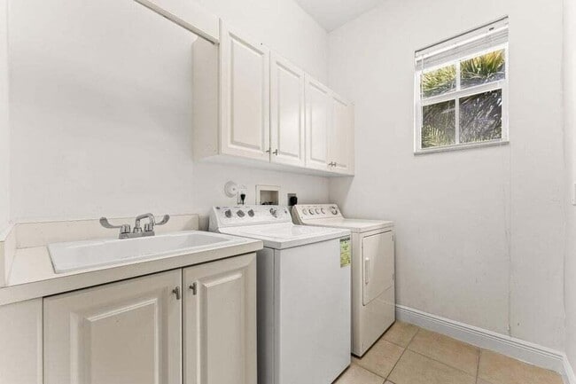 Building Photo - 210 NE 69th Cir