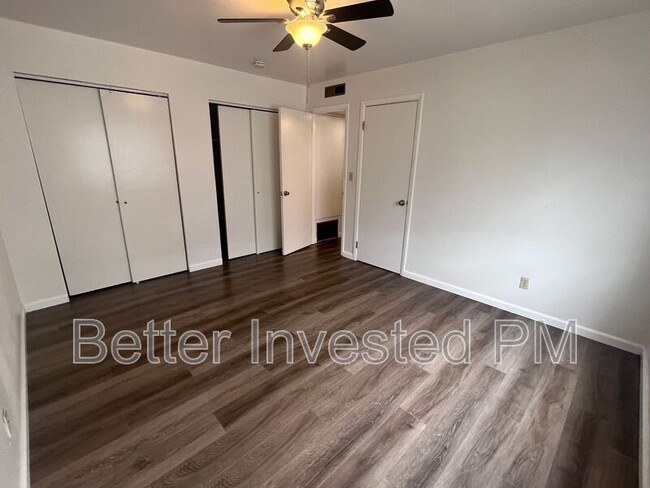 Building Photo - 857 S Oak St