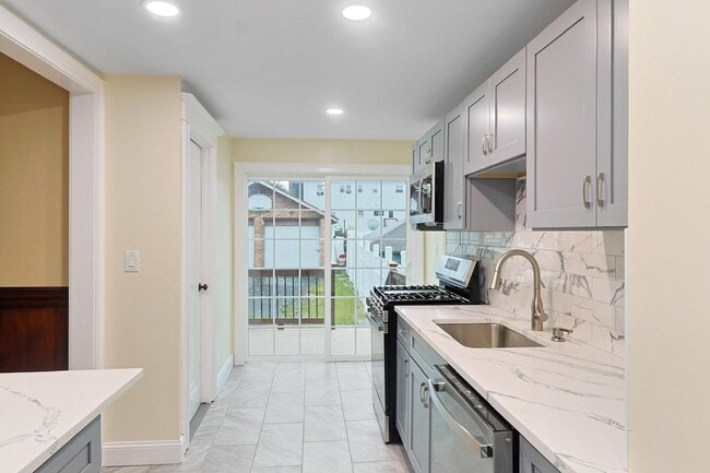 Building Photo - 711 74th St