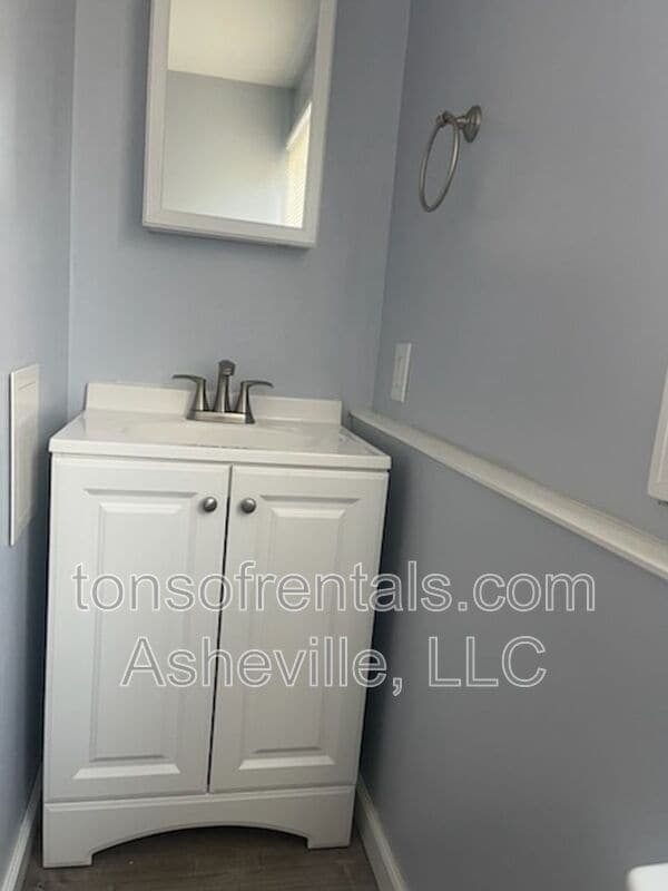 Building Photo - 321 Lake Cir Dr