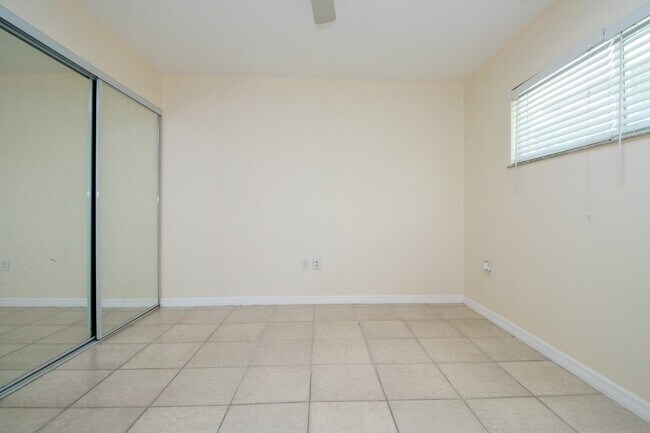 Building Photo - Indian Beach Park Duplex - walk to Ringling College!!