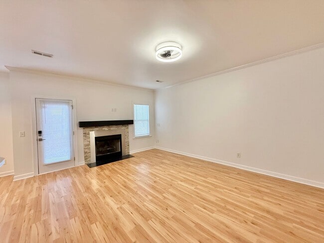 Building Photo - Modern 3BD, 2.5BA End Unit Raleigh Townhome with HOA Amenities Near I-540 & Triangle Town Center