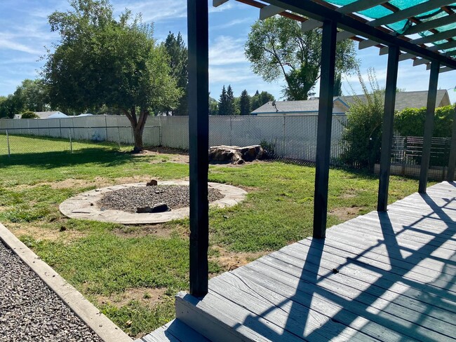 Building Photo - Charming 2bdrm, 1.bath house with garage, workshop space and large yard