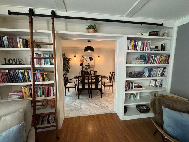 Building Photo - Executive Rental 4 bed 3 bath home in the heart of Country Club