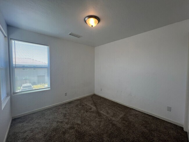 Building Photo - modern 3-bedroom, 2.5-bathroom home locate...