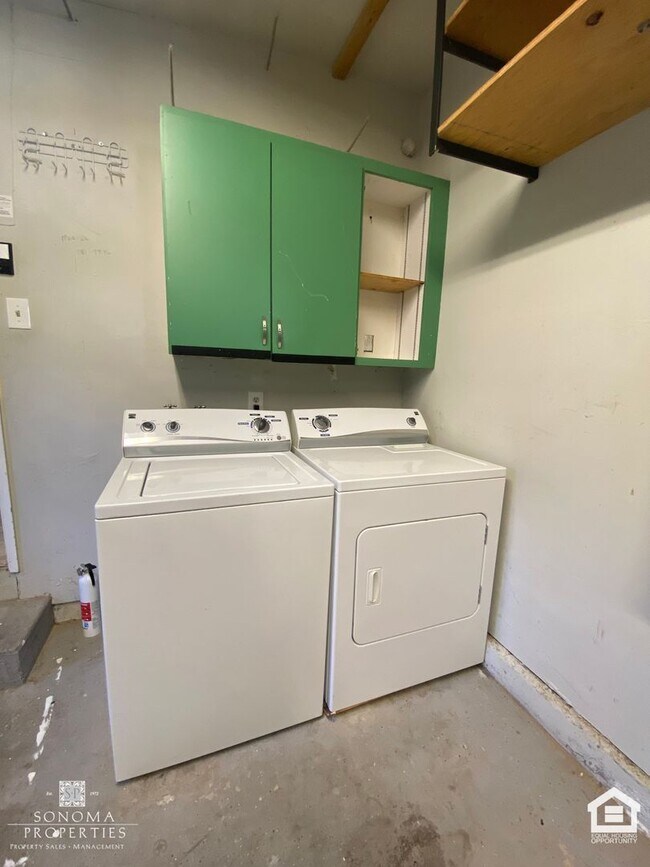 Building Photo - Bright & Cheery 2 Bedroom Home