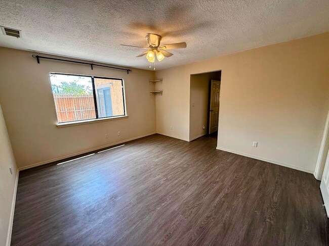 Building Photo - 2900 Vista Del Rey NE