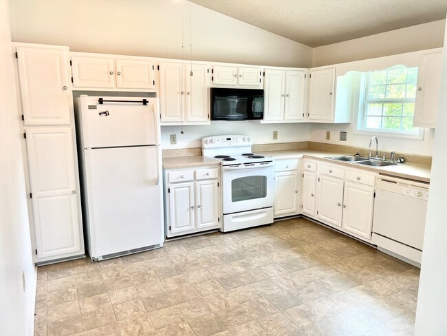 Building Photo - 733 Pinewood Dr