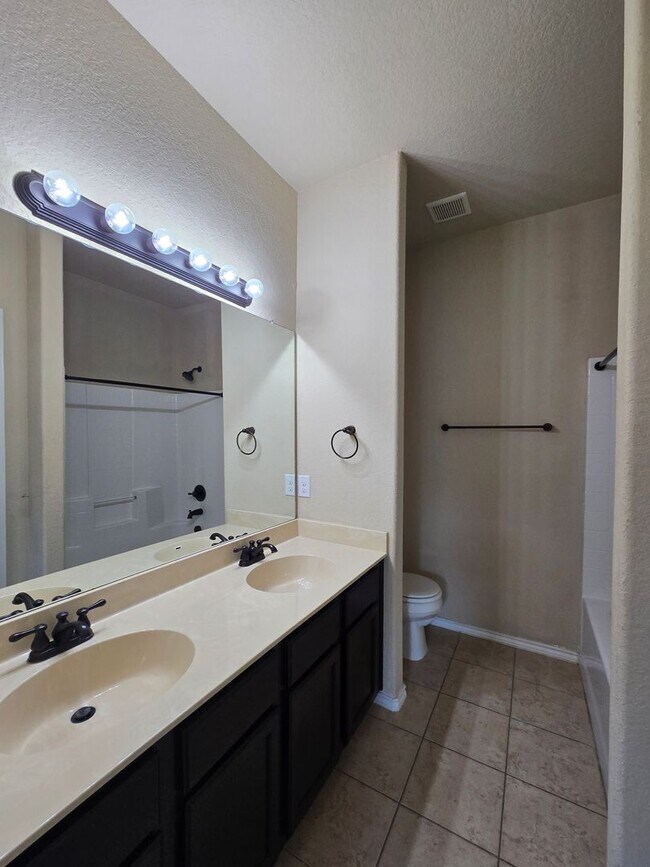 Building Photo - 3/2/2 Duplex Close To Creekside Shopping C...