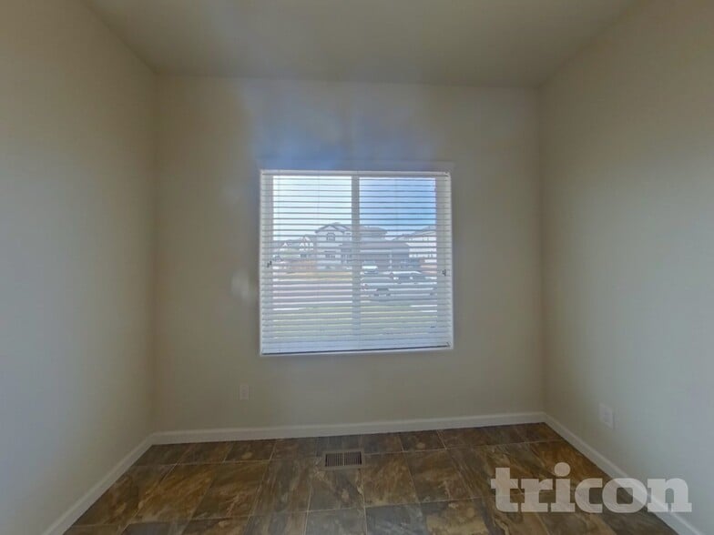 Building Photo - 6585 Kearsarge Dr