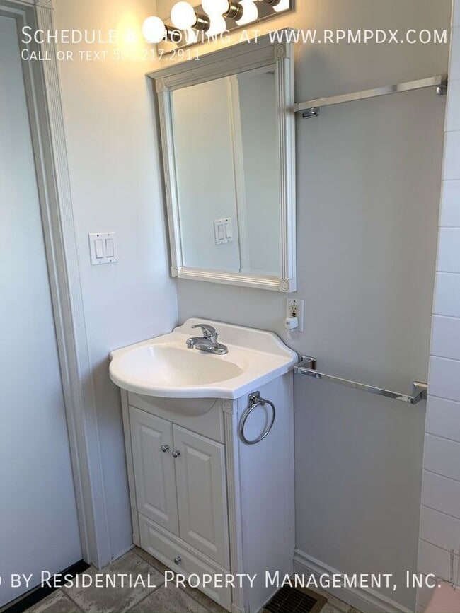 Building Photo - 5616 SE Mall St