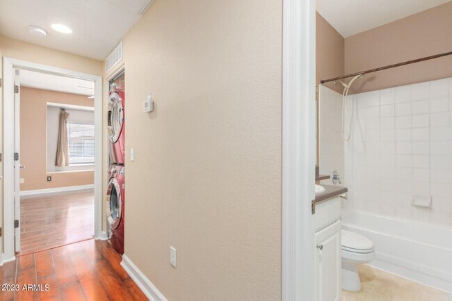 Building Photo - Amazing Townhome in Gated Community!