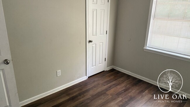 Building Photo - MOVE-IN SPECIAL: $500 OFF 1st MONTH'S RENT!**