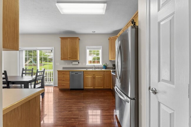 Building Photo - Welcome home to this well-maintained 4-bed...