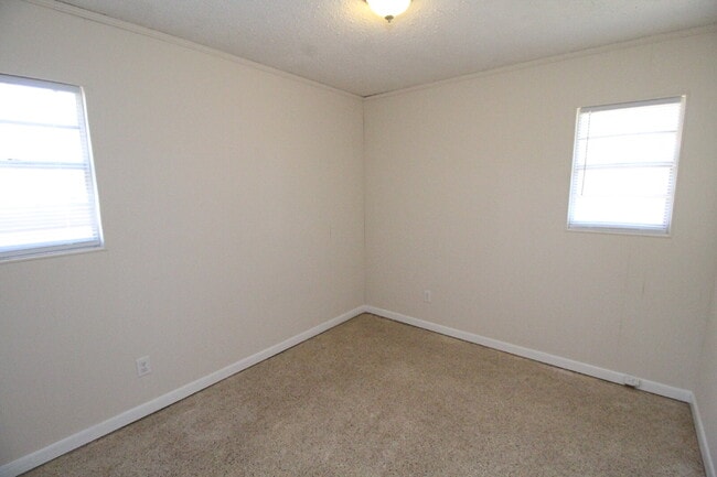 Building Photo - Private 2BR/1BA Duplex with Washer/Dryer H...
